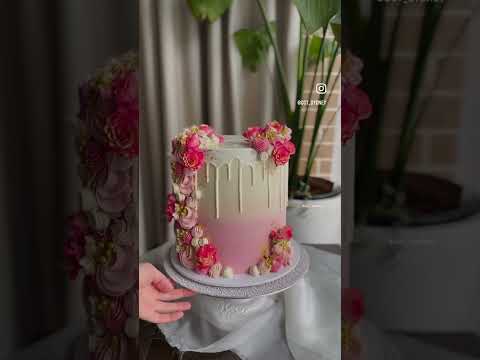 What do you guys think 🥰 #cake #buttercreamcakes #customcake #cakeart #buttercreamcake #cakedesign