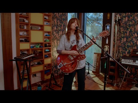 Angie McMahon - Letting Go (Treehouse Sessions)