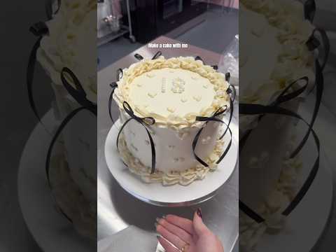 Decorate a cake with me #cake #cakedecoratingideas #cakedecorating #vintagecake #caketrends #cakes