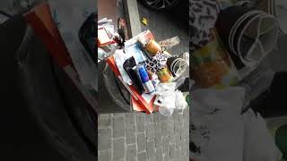 Devrant le Franprix des Ulis. Regardez l'état des poubelles.