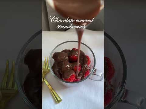 Chocolate covered strawberries at home🍓🤎 #easyandquickrecipe #chocolatedesserts #ramadanvibes