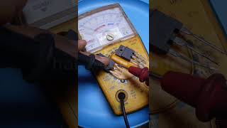 it is easy to test transistors with an analog multimeter #transistor #multimeter