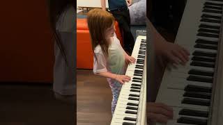 ADLEY PLAYS a MAGiCAL PiANO!! adley pretends to play a new song that sounds a little familiar 🤔 🎹📱
