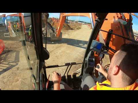 Excavator Hitachi 130 ( a bit concrete)