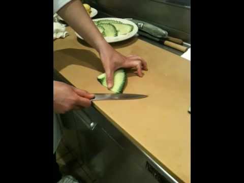 ตัดแตงกวา ไว้ตกแต่ง #ซูชิ #ซาซิมิ cut cucumber fan