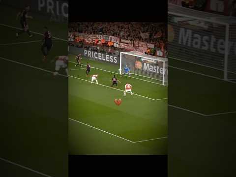 Manuel Neuer’s UNREAL Reflex Save vs Walcott!🤯 #arsenal #bayern #neuer #goalkeeper