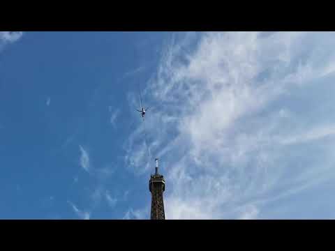 Nathan Paulin relie la tour Eiffel à Chaillot