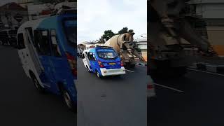 lihatlah goyangan truk molen ini, lucu banget