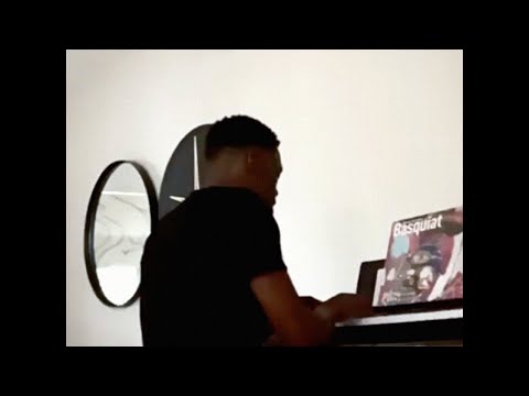 Giveon performs an intimate version of "Chicago Freestyle"