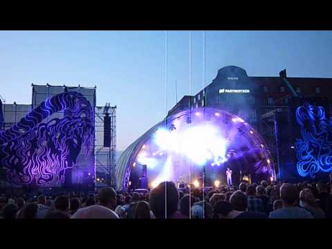 Familjen - "Det snurrar i min skalle".