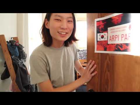 A college room tour