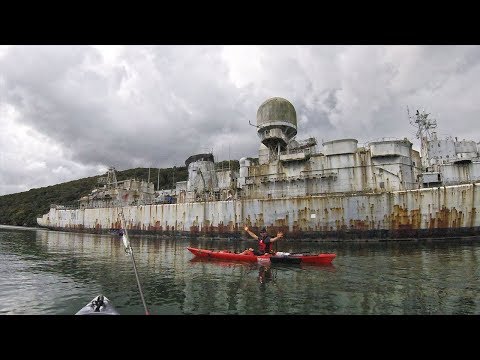 ON PÊCHE LE BAR ENTRE LES NAVIRES DE GUERRE !