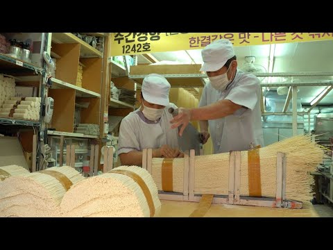 Korean food - A master who makes noodles at the noodle factory