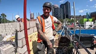 Working with a legend 👊🏻#brickaying #brickwork #bricklayer