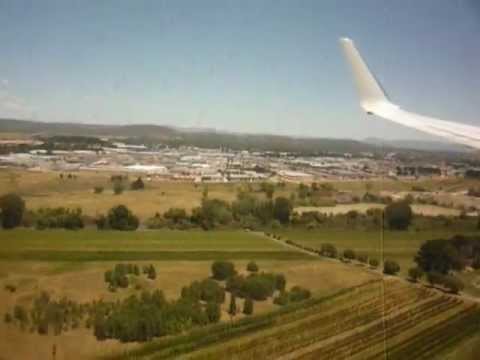 Qantas B737-800 Landing at Canberra
