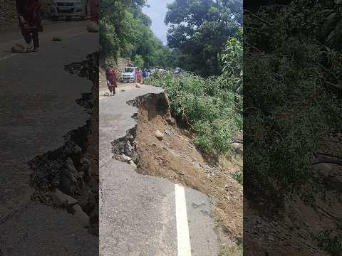 बारिश के कारण कांगड़ा से पालमपुर रोड।  ख़राब ❌
