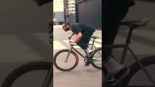 Kirby shredding the streets on his fixed gear bike // Dosnoventa