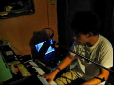 Tachifeely sings & plays Ungu's Demi Waktu on the Piano (: