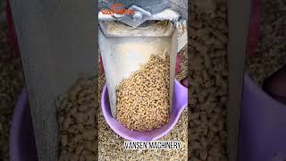 Feed pellet machine is made of corn, soybean meal and other raw materials pellet machinery.