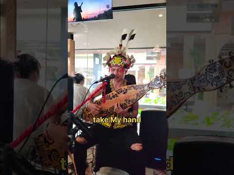 MUSISI INI BEDA!!! (Main Alat Musik Tradisional Dayak Sambil Nyanyi) 