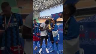 Lukaku can't stop kissing the trophy. #Lukaku #Inter #InterMilan #ItaliaSerieA #SerieAchampions