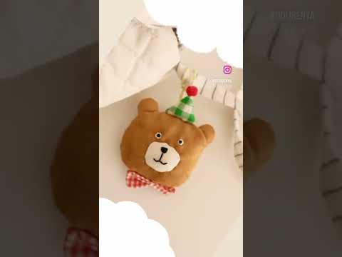 パーティくまのミニキーホルダー🐻🎈#手作りキーホルダー#手作り布小物#くま#minne#手芸#裁縫#パーティ#手作り小物 #贈り物#プレゼント