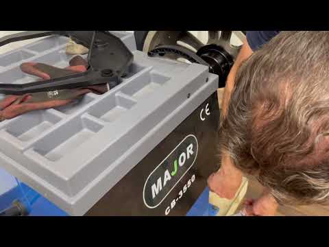 Wheel Balancer CB-3550,10-28" | Computerized | Manual Data Entry | 8 Balancing Mode
