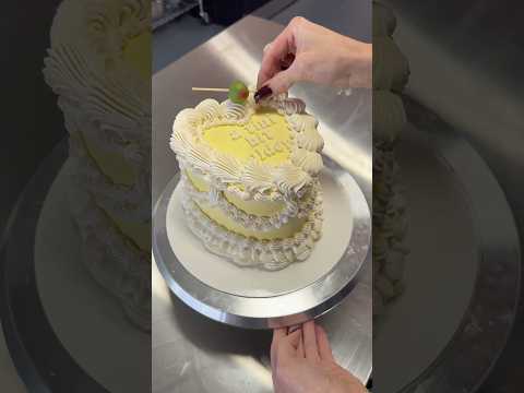 Cake decorating tutorial #cake #cakes #cakedecoratingideas #cakedecorating #youtubeshorts #baking