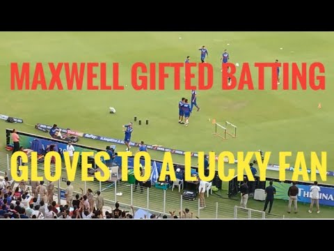 Maxwell gifted batting gloves for a lucky fan | Glenn maxwell | Royal challengers Bangalore|kohli