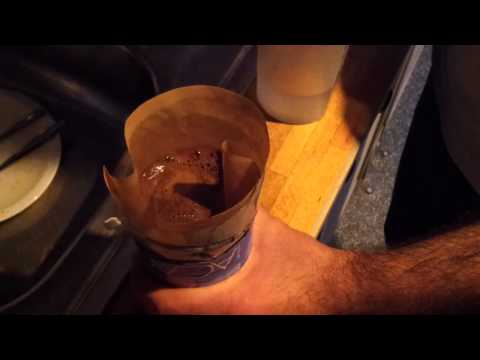 Fazendo café coado com garrafa PET