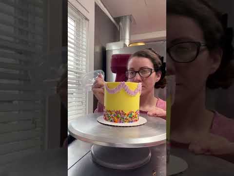 Make a mini sprinkle lambeth cake with me! #shorts