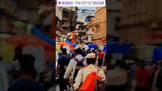 "Mumbai ki galiyon mein sapne bante bhi hain... aur bikharte bhi."2. "Yeh sheher sulaata nahi,