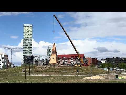 Lektornet lyfts på plats i Hyllievångsparken