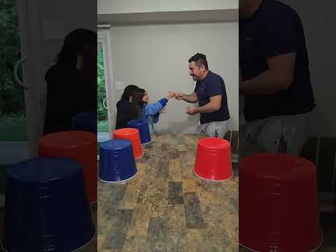 juegos en familia, regalo oculto  #familia #juegos #youtubeshorts #fw