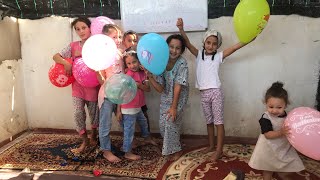 العب بالبالونات. الاطفال المشاكسين
