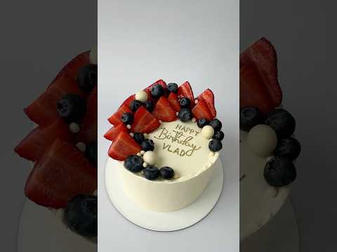 Blueberries, strawberries, and birthday vibes#birthdaycake #berrycake #homemadecake #cakedecorating