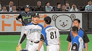 先発加藤貴之に強烈な打球が、左すね付近を直撃して治療後、投球練習を始めようとするが吉井コーチからストップがかかる～井口和朋が緊急登板～