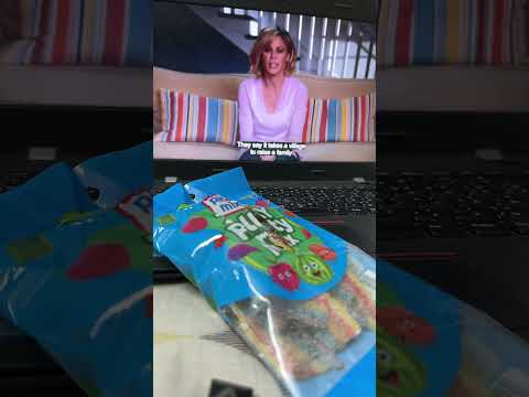 🎬 Chill vibes only: Netflix, candy & Modern Family! 🍬📺 #NetflixAndChill #candycravings