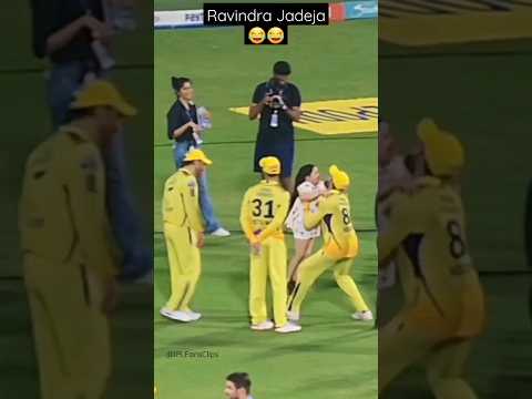 Jadeja's hilarious attempt at pretending Dhoni's daughter is too heavy! 😂 #ipl2023