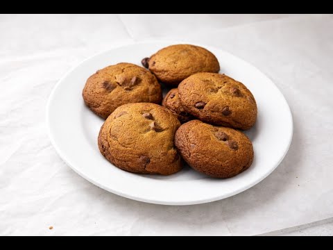 How Many Calories & Macros Does a Large Chocolate Chip Cookie Have? 🍪