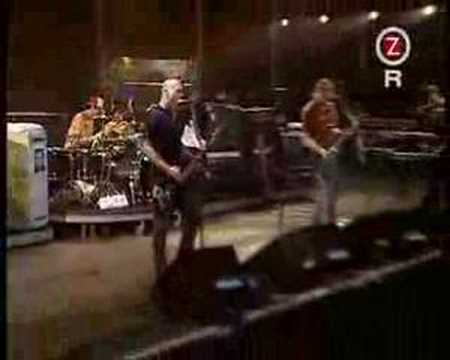 Queens of the Stone Age - Quick and to the Pointless