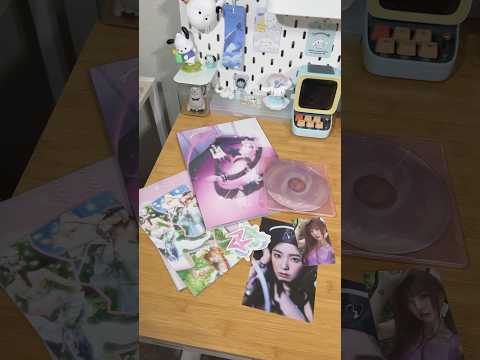 cosmic unboxing!! US tour pleaseeee?? #redvelvet #kpop #albumunboxing #reveluv