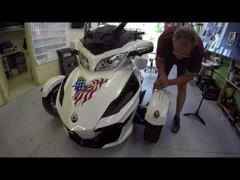 Can-Am Spyder pinstripes and detailing