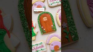Whimsical door cookie with wood grain and mossy techniques #cookiedecorating #royalicing #tutorial
