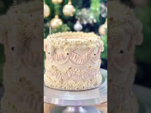 Isn’t this the cutest vintage cake everrr! 💕 #blushpinkcake