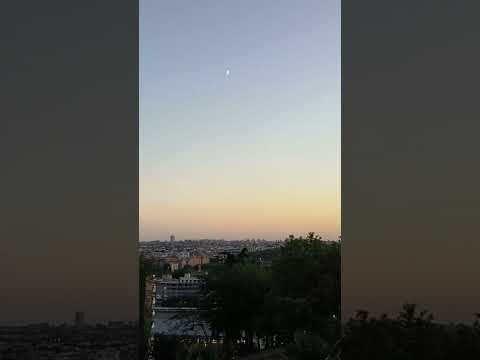 The best sunsets in Madrid are at Templo de Debod. Watch our video to see how you can get there. 😏🌞