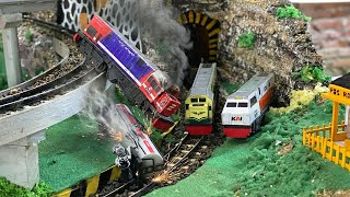 Kecelakaan Kereta Api Mainan CC205 Terjun Anjlok Menabrak Gerbong Sampai Beruap Depan Terowongan