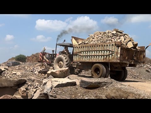 Big Rock crushing machine : A powerful Giant in action #stone #crushing