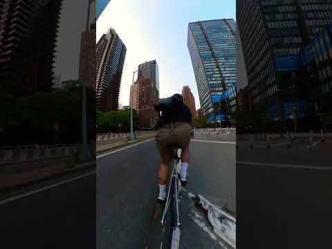 Fixed Gear Riding in the City #fixedgear #brakeless  #cycling #nobrakes #fixedgearbike #trackbike