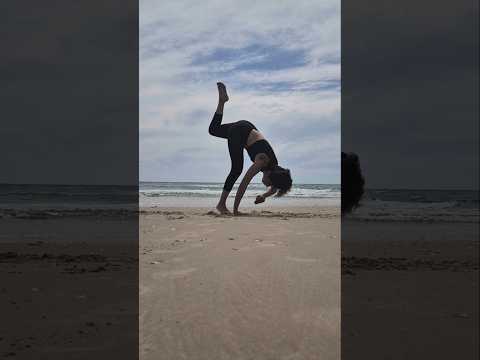 #yogafail #handstandworkout #handstandyoga #challenge #yoga #yogapose #beach #yogagirl